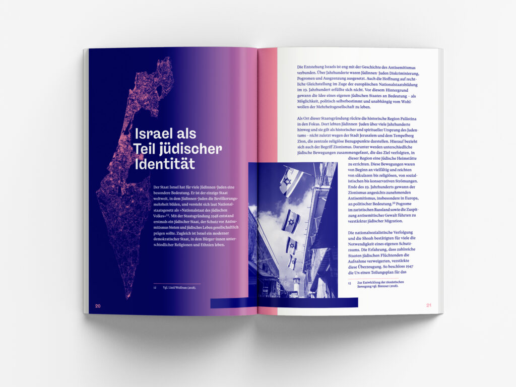 Aufgeschlagenes Buch mit Titel „Israel als Teil jüdischer Identität“ und Textseiten mit Fotos von israelischen Flaggen