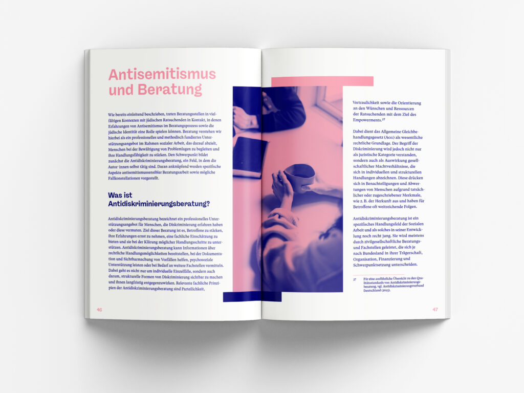 Aufgeschlagenes Magazin mit dem Titel Antisemitismus und Beratung und einer blau-rosa Fotografie in der Mitte