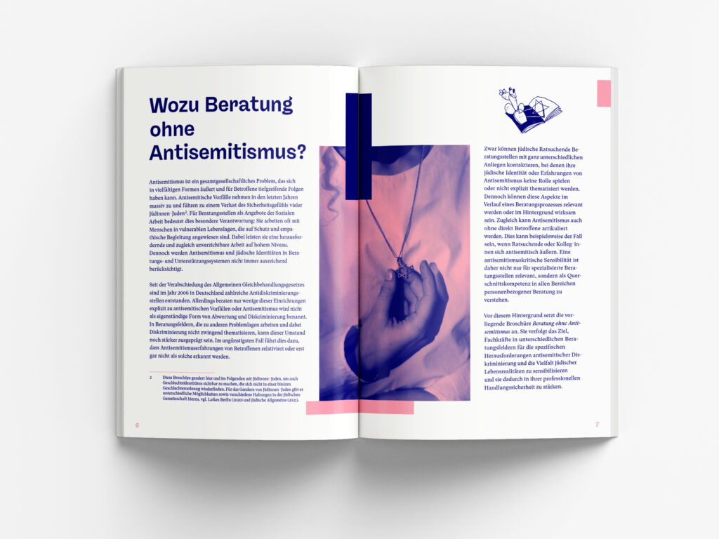 Doppelseite einer Broschüre mit der Überschrift Wozu Beratung ohne Antisemitismus? und einem rosa-blau getönten Foto einer Kette mit Stern-Anhänger