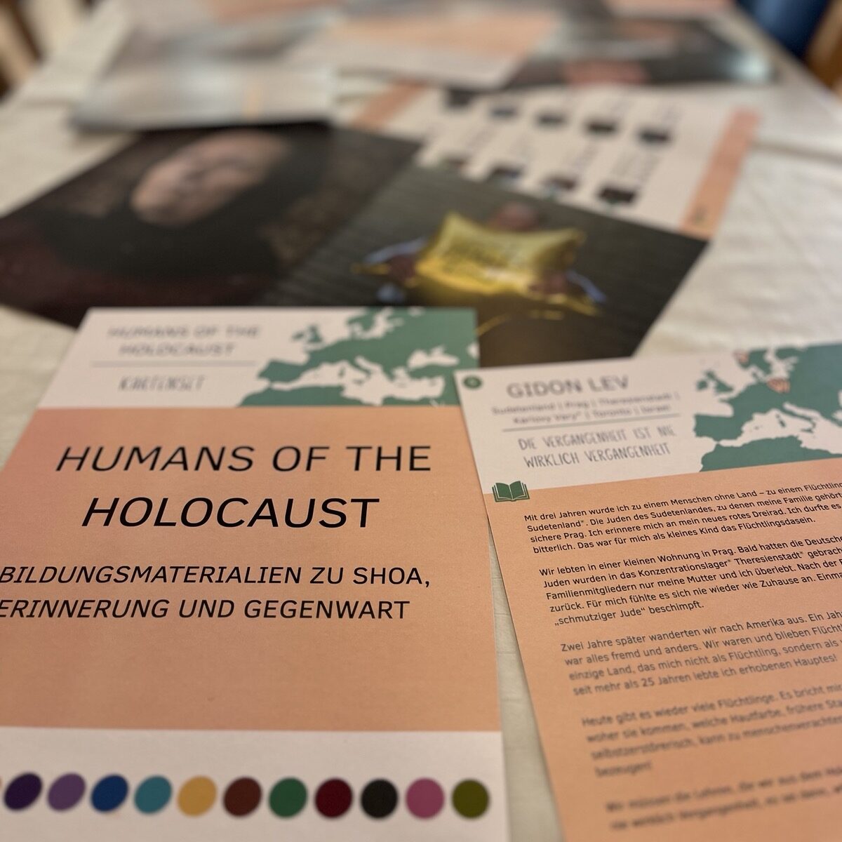 Broschüren zu „Humans of the Holocaust“ mit Bildungsmaterialien zu Shoa, Erinnerung und Gegenwart auf einem Tisch